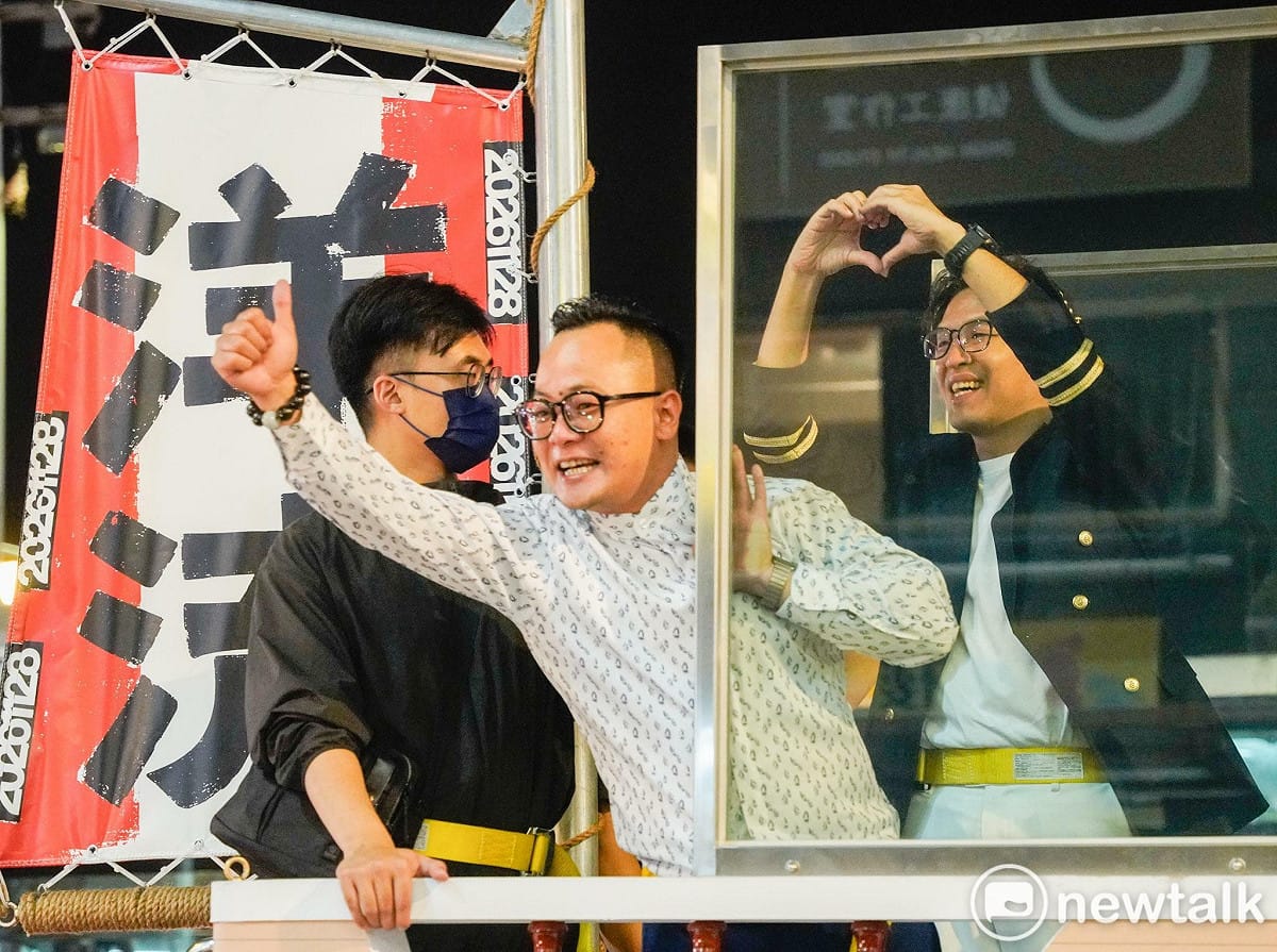 民進黨台北市長侯選人沈伯洋赴基隆與市長侯選人童子瑋合體「洋流童行」。兩人在防彈玻璃後與支持者致意。  圖：記者張良一攝