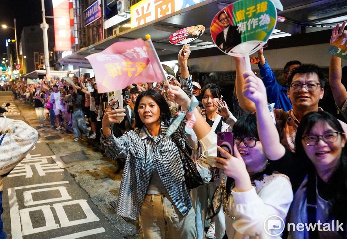民進黨台北市長侯選人赴沈伯洋赴基隆與市長侯選人童子瑋合體「洋流童行」。支持者夾道歡迎。 圖：記者張良一攝