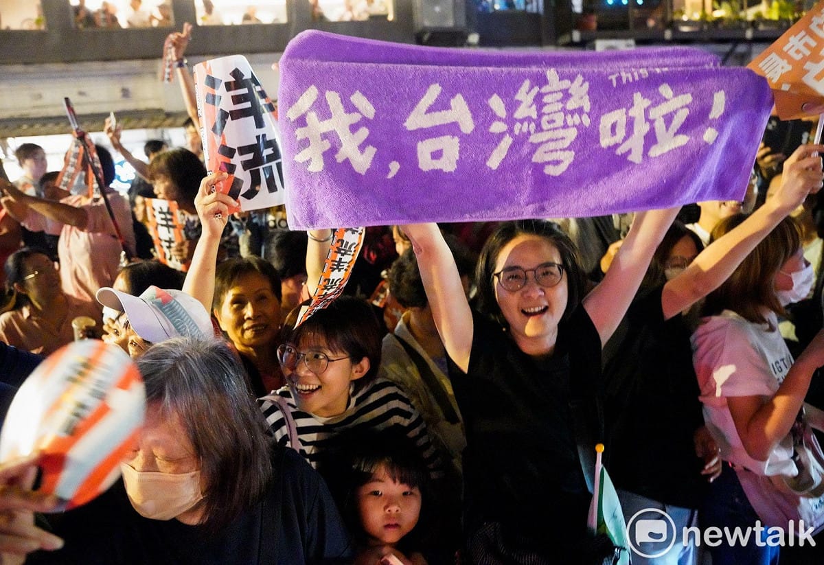 民進黨台北市長侯選人赴沈伯洋赴基隆與市長侯選人童子瑋合體「洋流童行」。支持者夾道歡迎。 圖：記者張良一攝