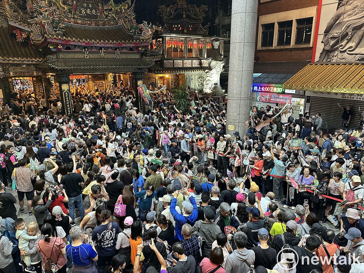 民進黨台北市長侯選人沈伯洋赴基隆與市長侯選人童子瑋合體「洋流童行」。晚間前往慶安宮參香。 圖：記者張良一攝