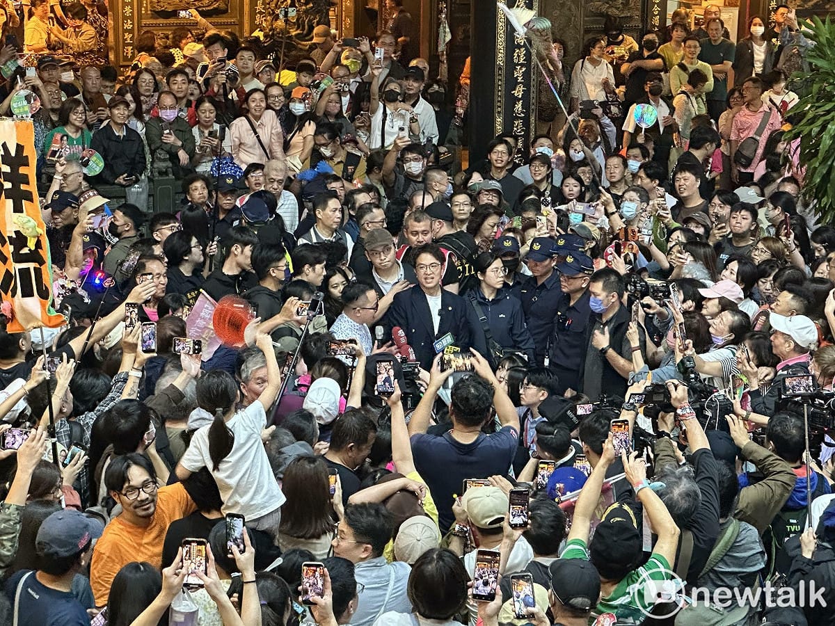 民進黨台北市長侯選人沈伯洋赴基隆與市長侯選人童子瑋合體「洋流童行」。晚間前往慶安宮參香。 圖：記者張良一攝