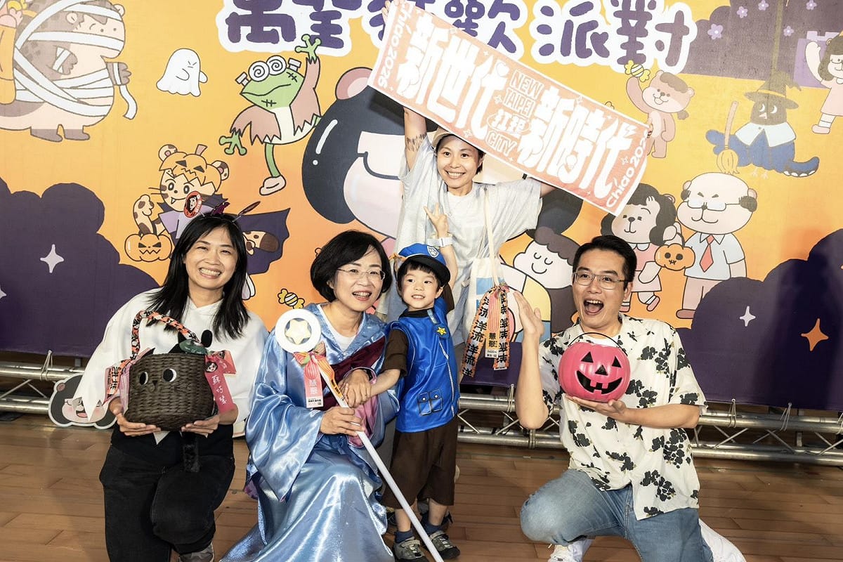 蘇巧慧推出的募款小物「水獺媽媽娃娃」受到熱烈歡迎，在網路上全數贈完，今日現場舉辦「水獺媽媽生態園區」飼主闖關認領活動，限量50組瞬間秒殺。 圖：蘇巧慧競總提供