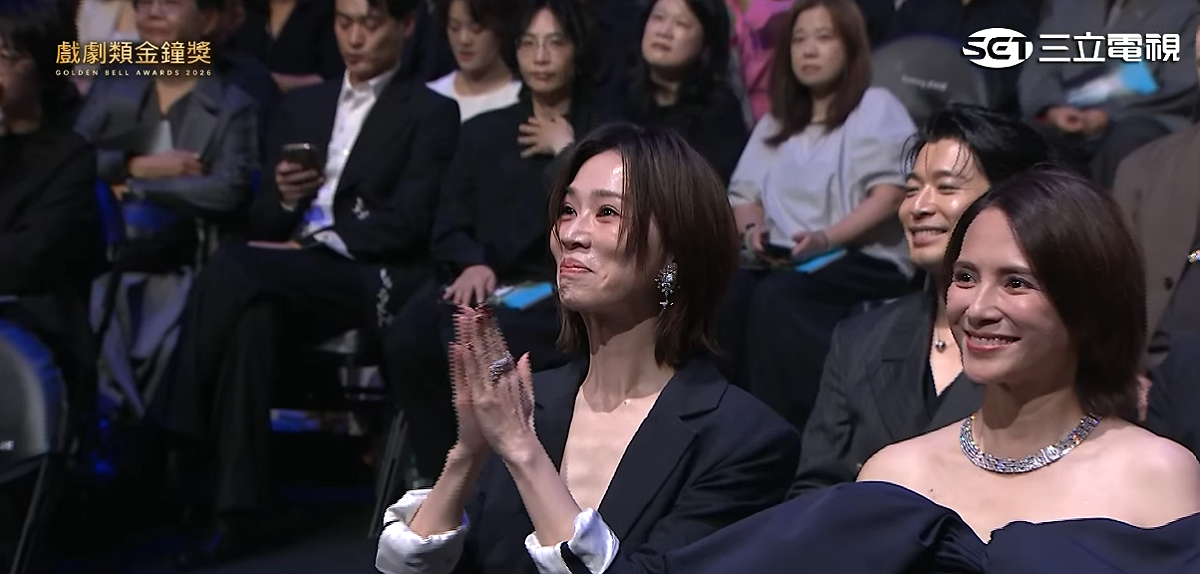 謝盈萱則對著鏡頭比讚鼓掌，露出驚喜的表情。 圖：取自金鐘獎直播