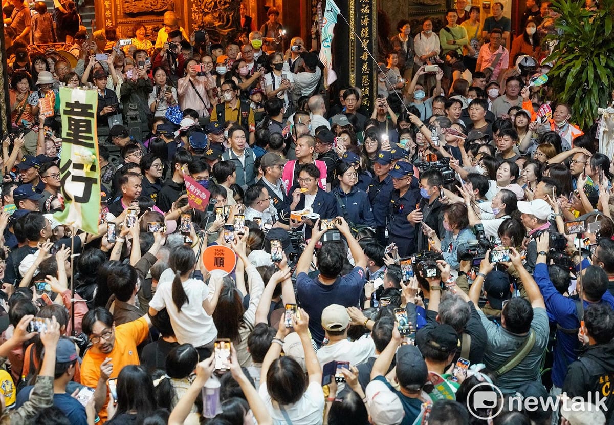童子瑋準備基隆特色馬露醬搭配雞蛋糕，讓沈伯洋現場品嚐；沈伯洋第一口直呼「難以言喻。 圖：張良一／攝