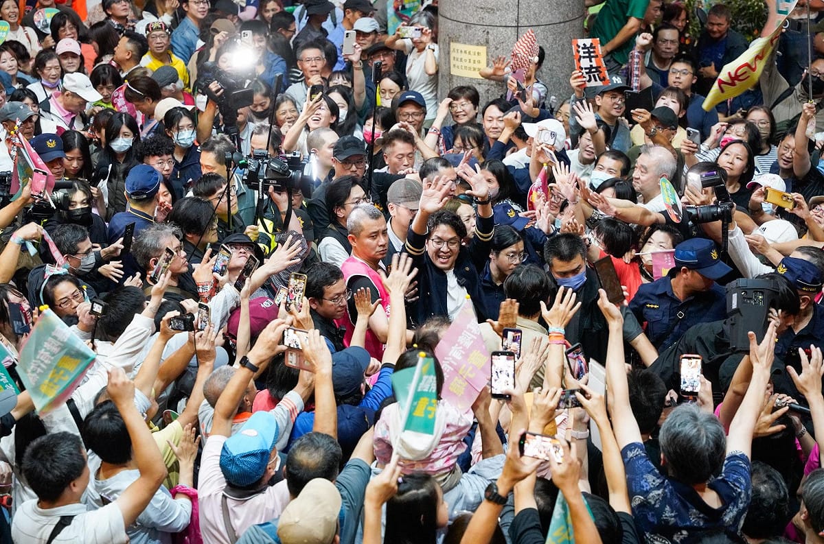 民進黨台北市長參選人沈伯洋所到之處都掀起洋流風潮。 圖：張良一／攝