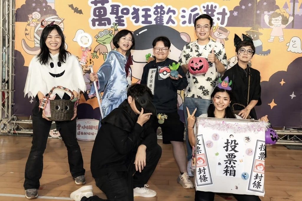 民進黨新北市長參選人蘇巧慧（左2藍衣者）26日扮起「神仙教母」，出席在淡水區新市國小舉辦的「水獺媽媽樂園–萬聖狂歡派對」，近距離與民眾互動同樂。（蘇巧慧競總提供）