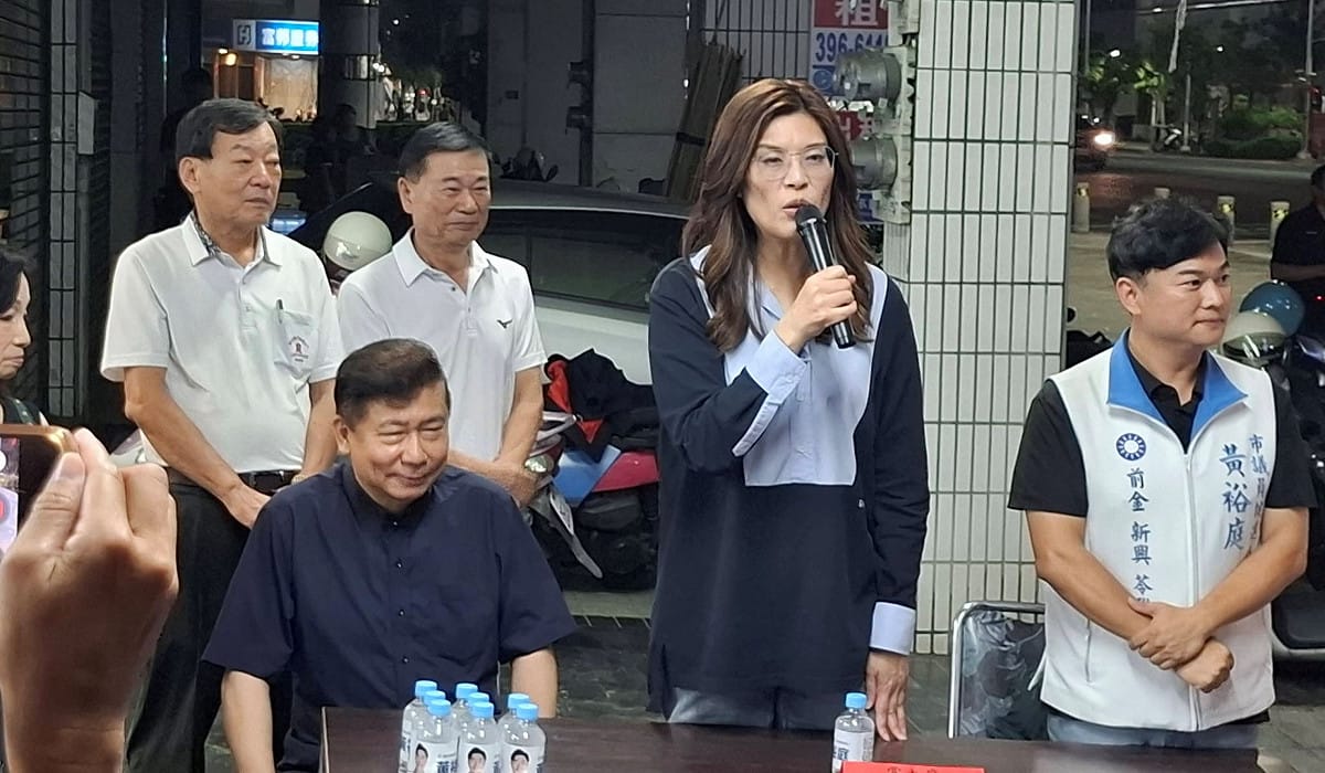 鄭麗文(右二)盛讚黃裕庭(右一)擔任兩屆里長，天天與市民生活在一起，最清楚民眾的痛點，呼籲鄉親集中選票，把他送進市議會。 圖：孫家銘／翻攝