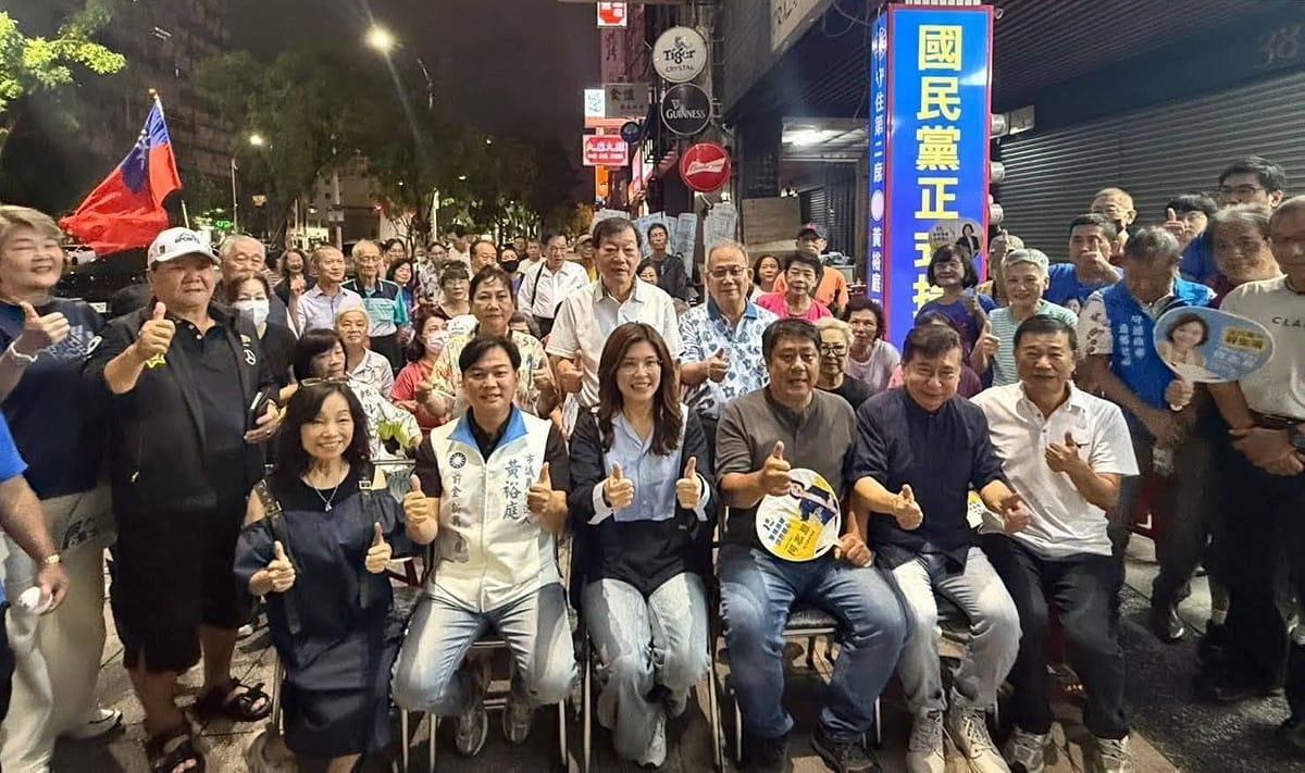 鄭麗文(前排坐者左三)、黃裕庭(前排坐者左二)與近百位熱情鄉親大合照。 圖：孫家銘／翻攝