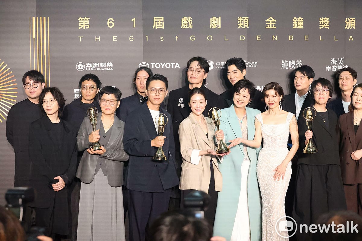 第61屆金鐘獎壓軸大獎「戲劇節目獎」由《我們與惡的距離Ⅱ》風光奪下。公視節目部經理於蓓華(前排右二)領獎時感性喊話：「讓台灣更好就是公視最重要的KPI」。 圖：許斯婷／攝