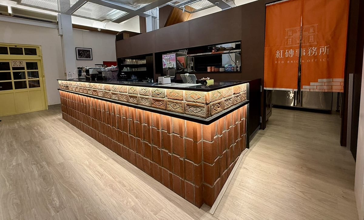 「角落有貓」中都店空間融入TR磚設計，打造主題吧檯。 圖：角落有貓／提供