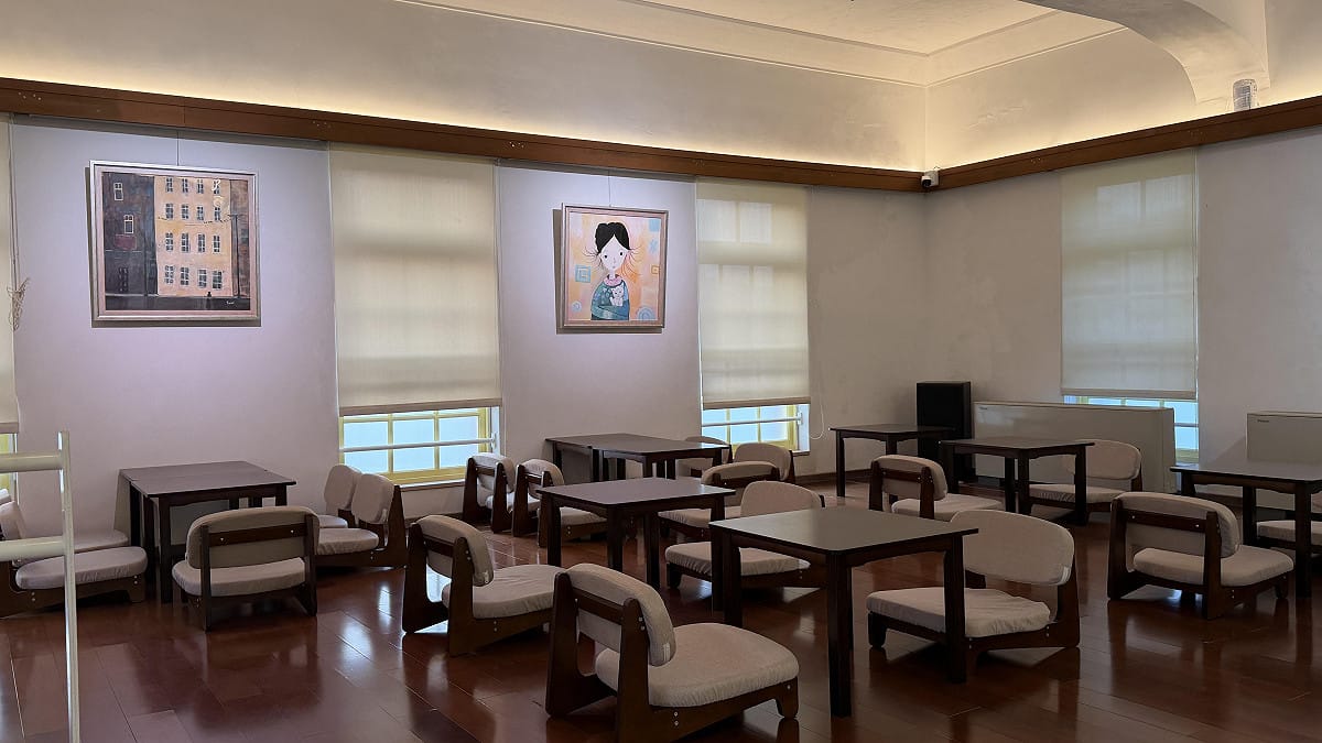「角落有貓」中都店二樓提供溫馨、低壓力的擼貓與陪伴空間。 圖：角落有貓／提供