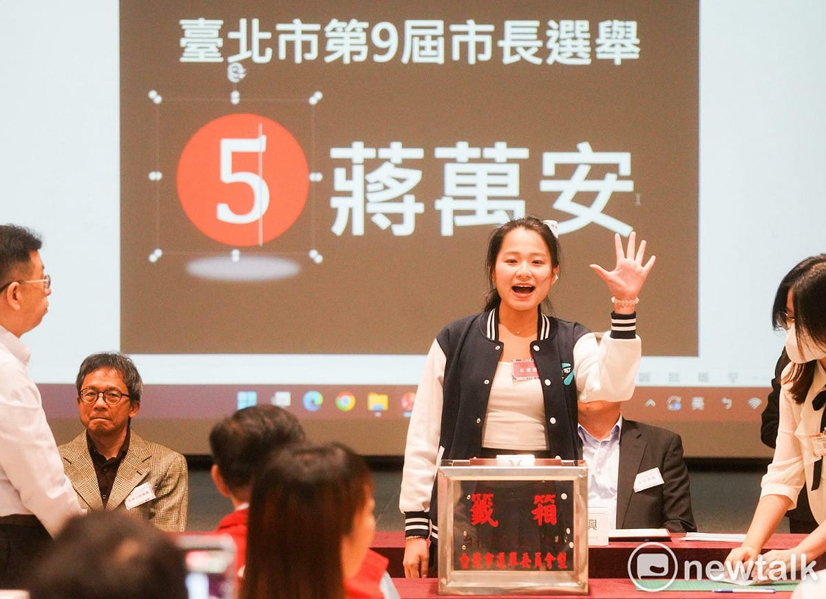 國民黨籍台北市長蔣萬安則邀請青年代表Yakira代抽籤，Yakira同樣也在頭髮上綁著「台北安可」的淺藍飄帶，並抽到5號 圖：張良一 / 攝