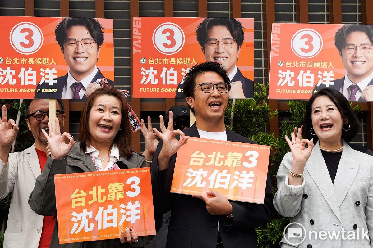 沈伯洋喊出「台北靠3，沈伯洋」。左為代抽號碼的市民代表Lydia Lin，右為競總總幹事吳思瑤。 圖：張良一／攝