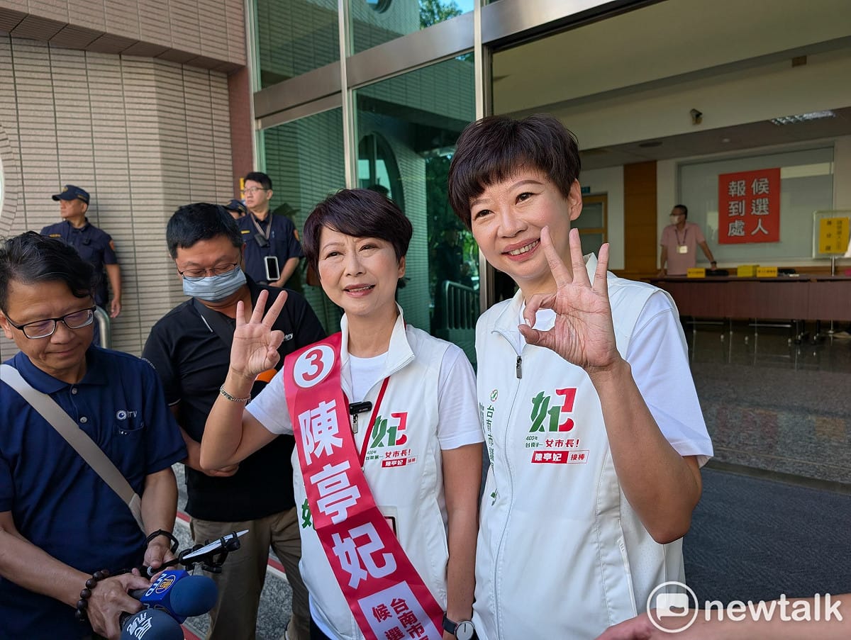 民進黨台南市長候選人陳亭妃今日上午前往台南市選舉委員會參加候選人號次抽籤抽中3號。 圖：陳亭妃競選總部提供