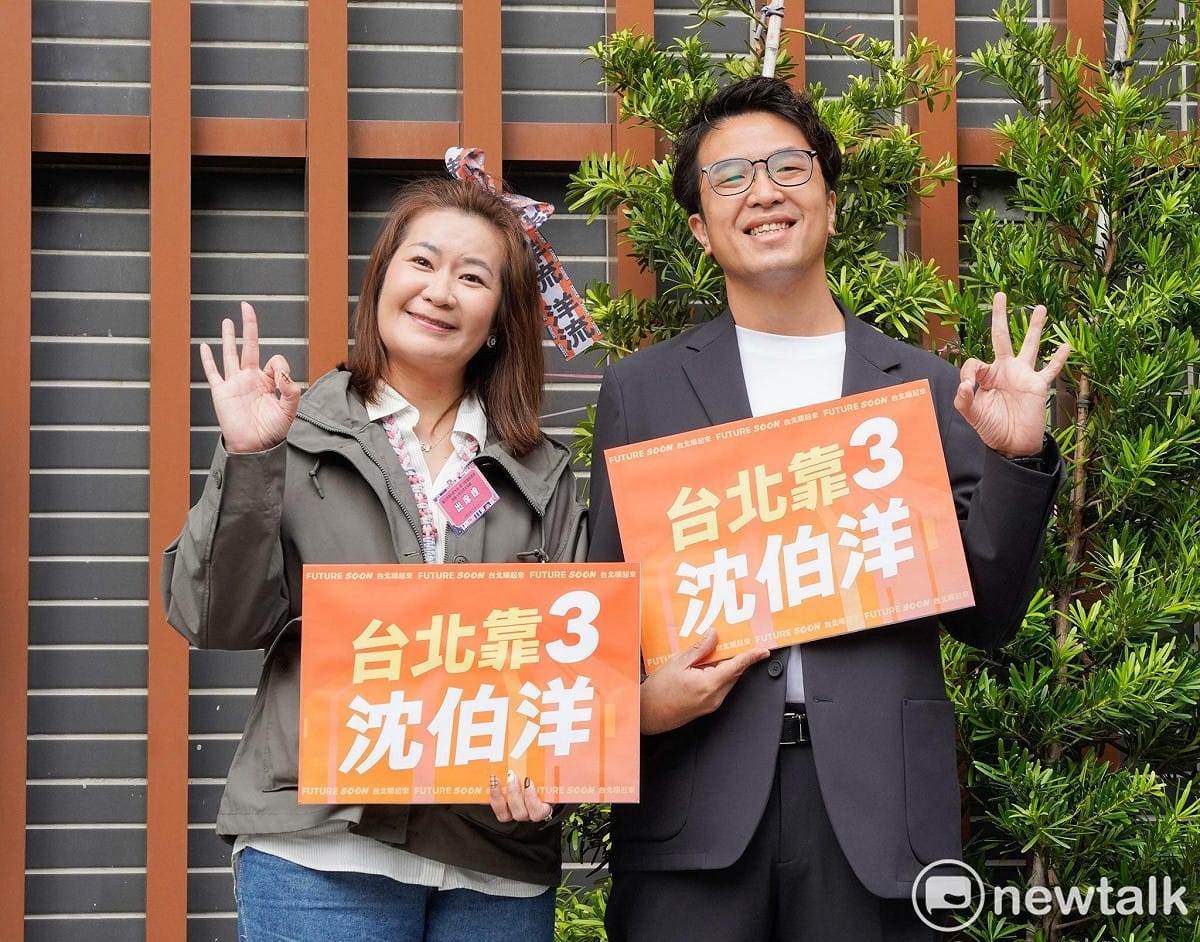 民進黨台北市長候選人沈伯洋與市民代表Lydia進行號次抽籤。 圖：張良一／攝