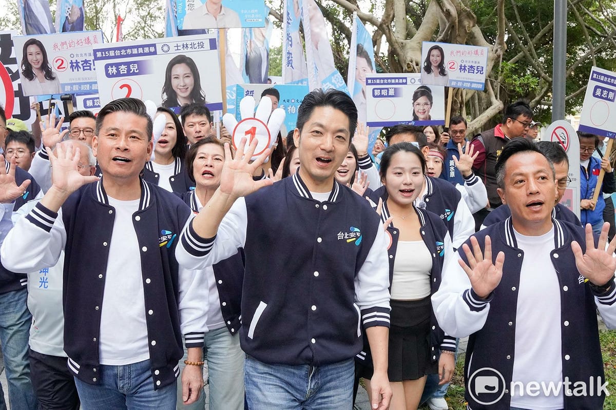 台北市長蔣萬安邀請首投族Yakira抽籤，一起高比「5告讚」。 圖：張良一 / 攝