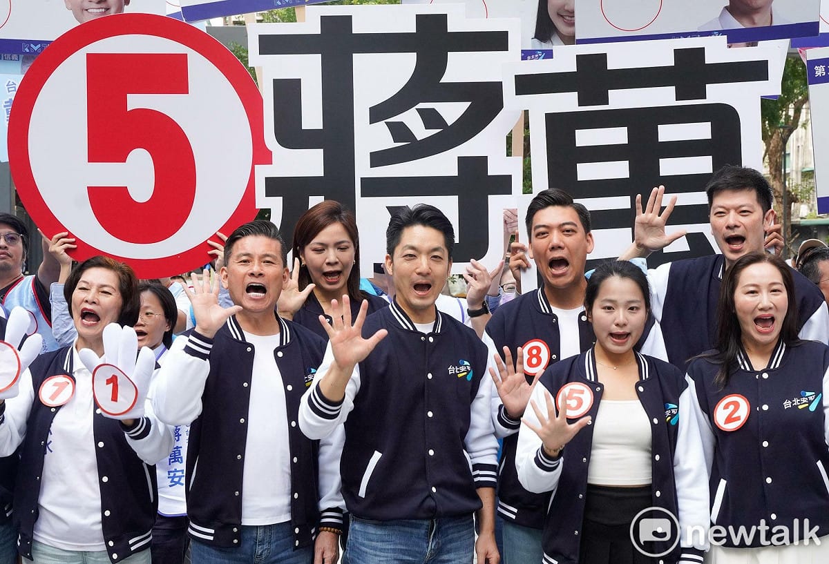 台北市長蔣萬安邀請首投族Yakira抽籤，一起高比「5告讚」。 圖：張良一 / 攝