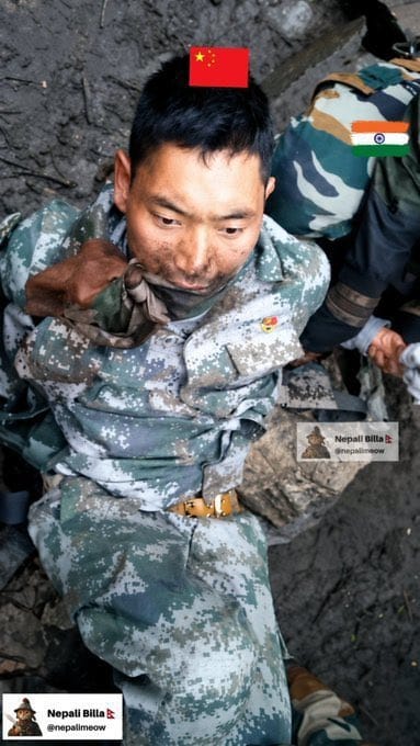 有中國士兵以「用牙齒拉掉手榴彈安全栓」的方式，威脅包圍自己的印度士兵不要靠近，但仍遭到印軍俘虜。 圖：翻攝自 @jielijian X 帳號