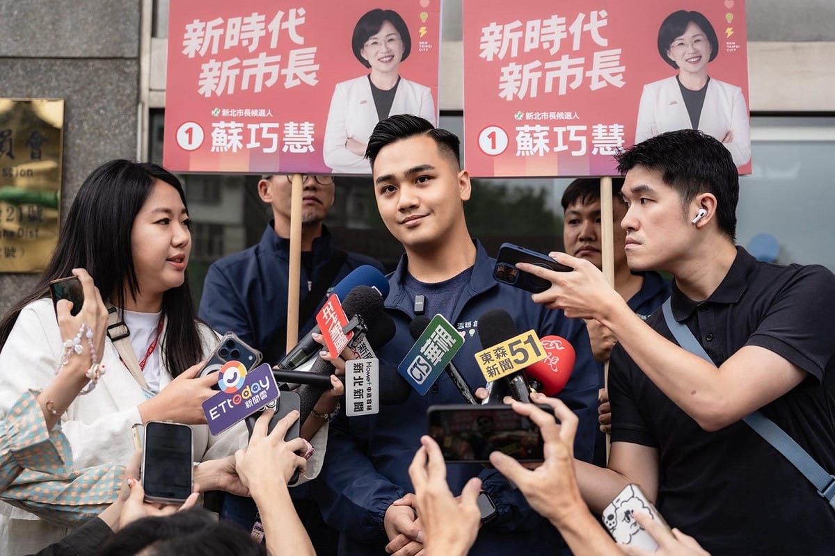 蘇巧慧競選辦公室發言人馬亨亨•夷將接受媒體堵訪。 圖：蘇巧慧競辦提供