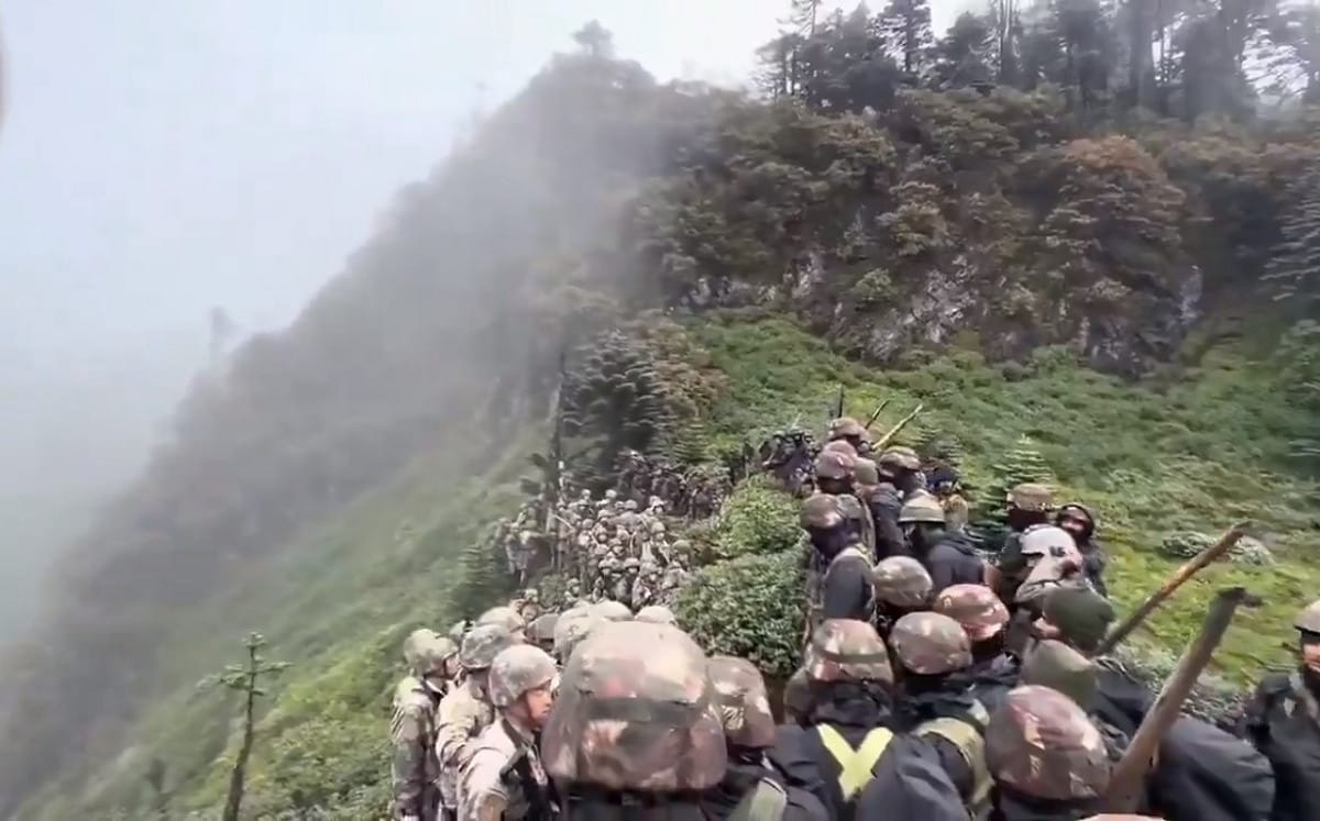 (影) 中印邊境最新對峙衝突影像曝光！ 解放軍慘遭狼牙棒圍毆 士兵遭俘虜