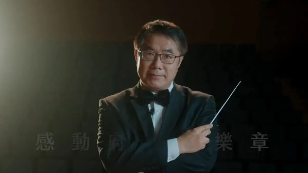 面對公共鋼琴熱潮，黃偉哲也在社群貼出自己手拿指揮棒的舊畫面，寫下「這幾天的台南be like」，讓不少網友想起他2022年親自指揮樂團的趣事。 圖：取自＼黃偉哲 脆