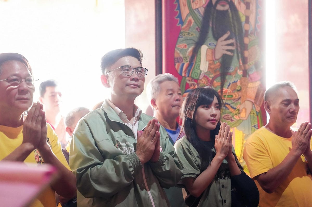 賴瑞隆(左二)抽籤後前往籬仔內代天院參拜。 圖：賴瑞隆競總／提供