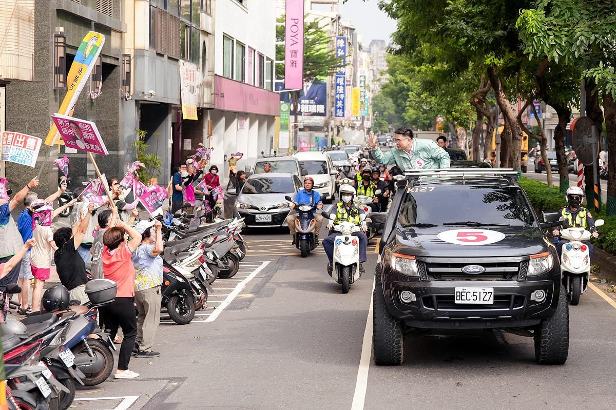 賴瑞隆抽中「5號」後隨即展開車掃向市民問好。 圖：賴瑞隆競總／提供