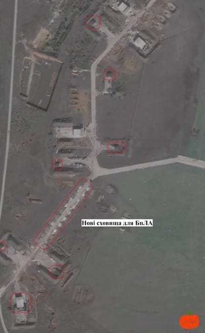 衛星照片顯示，俄軍在克里米亞的赫瓦爾季伊斯克機場進行擴建，建造許多發射、儲存「天竺葵」無人機的設施。 圖：翻攝自 @__Inty__ X 帳號