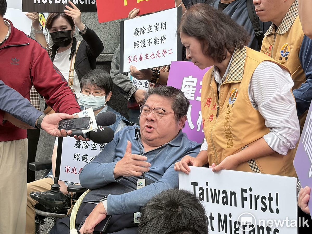 家庭看護雇主、失能者家屬、產業雇主及漁業船主今（27）日集結於勞動部前。 圖：李宣萱/攝