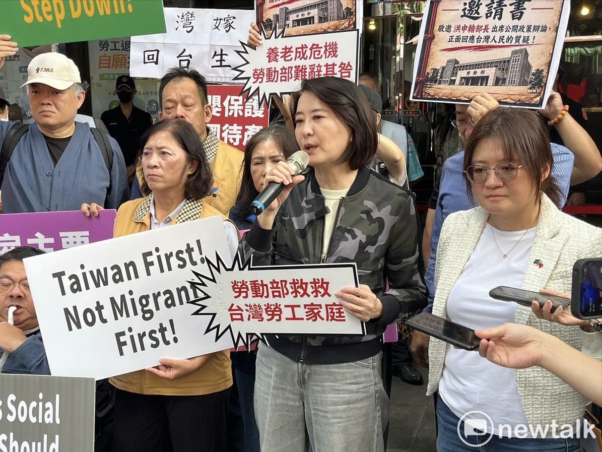 國民黨立委王鴻薇現身勞動部前。 圖：李宣萱/攝