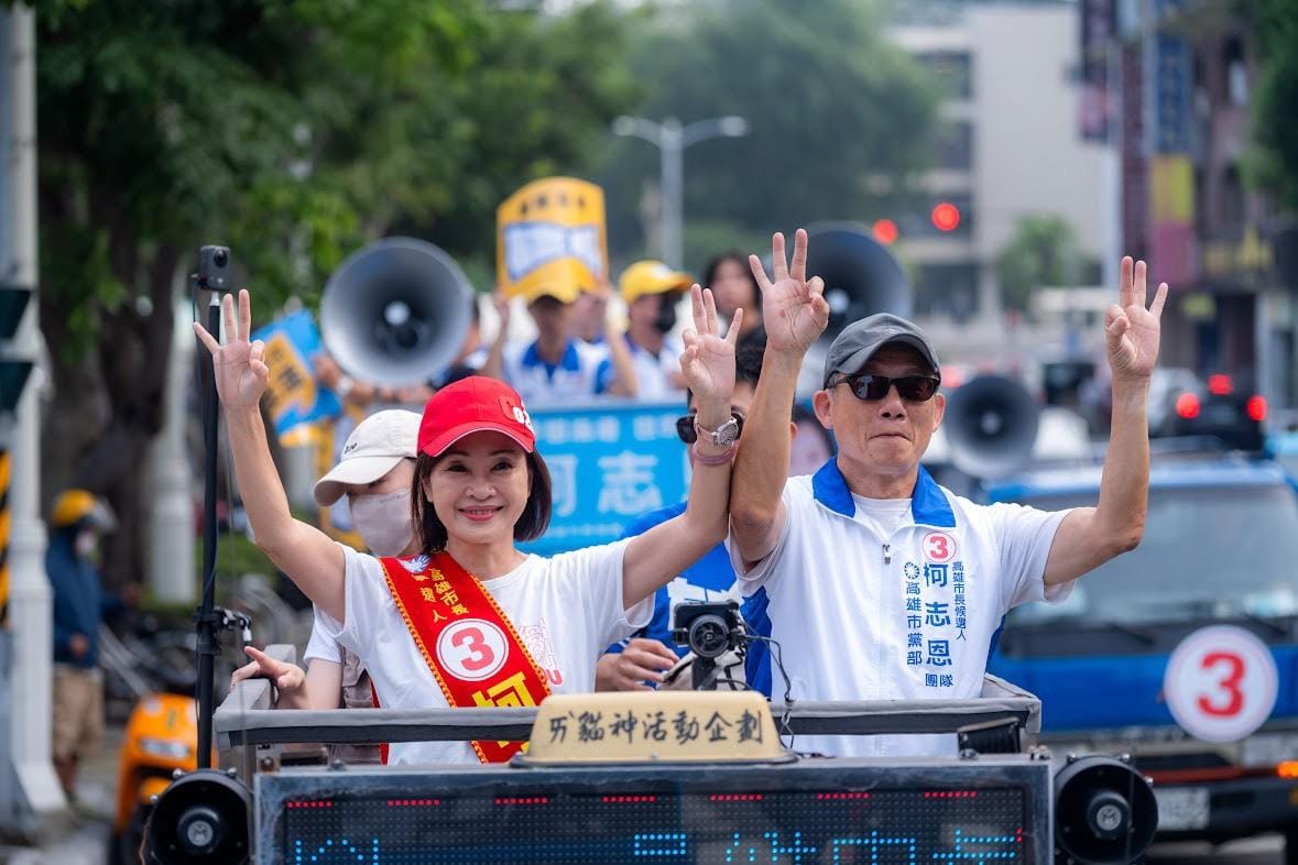 柯志恩(左)與先生登上吉普車，展開大規模車隊掃街，沿途比出「3號」OK手勢。 圖：柯志恩競總／提供
