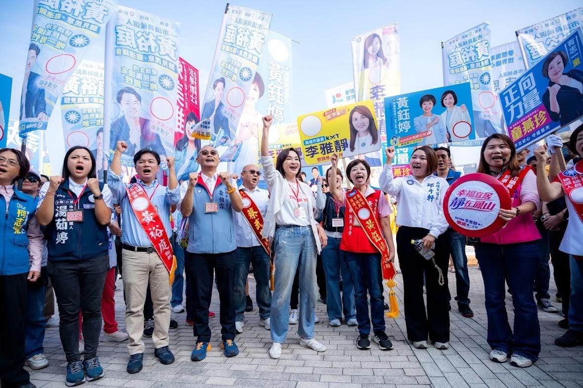 柯志恩(中)偕黨籍議員、議員參選人一起至高雄市立文化中心抽籤。 圖：柯志恩競總／提供