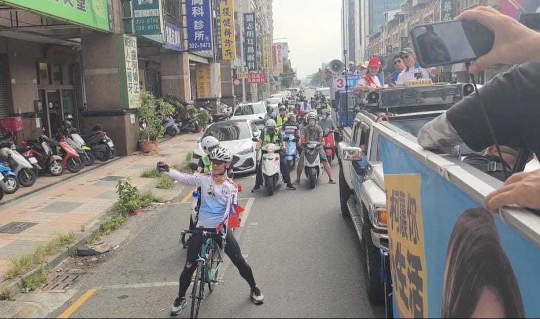 民眾騎機車跟著柯志恩車隊掃街。 圖：柯志恩競總／提供