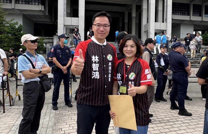 林智鴻(前左)由太座陪同至文化中心抽號次籤。 圖：林智鴻競總／提供