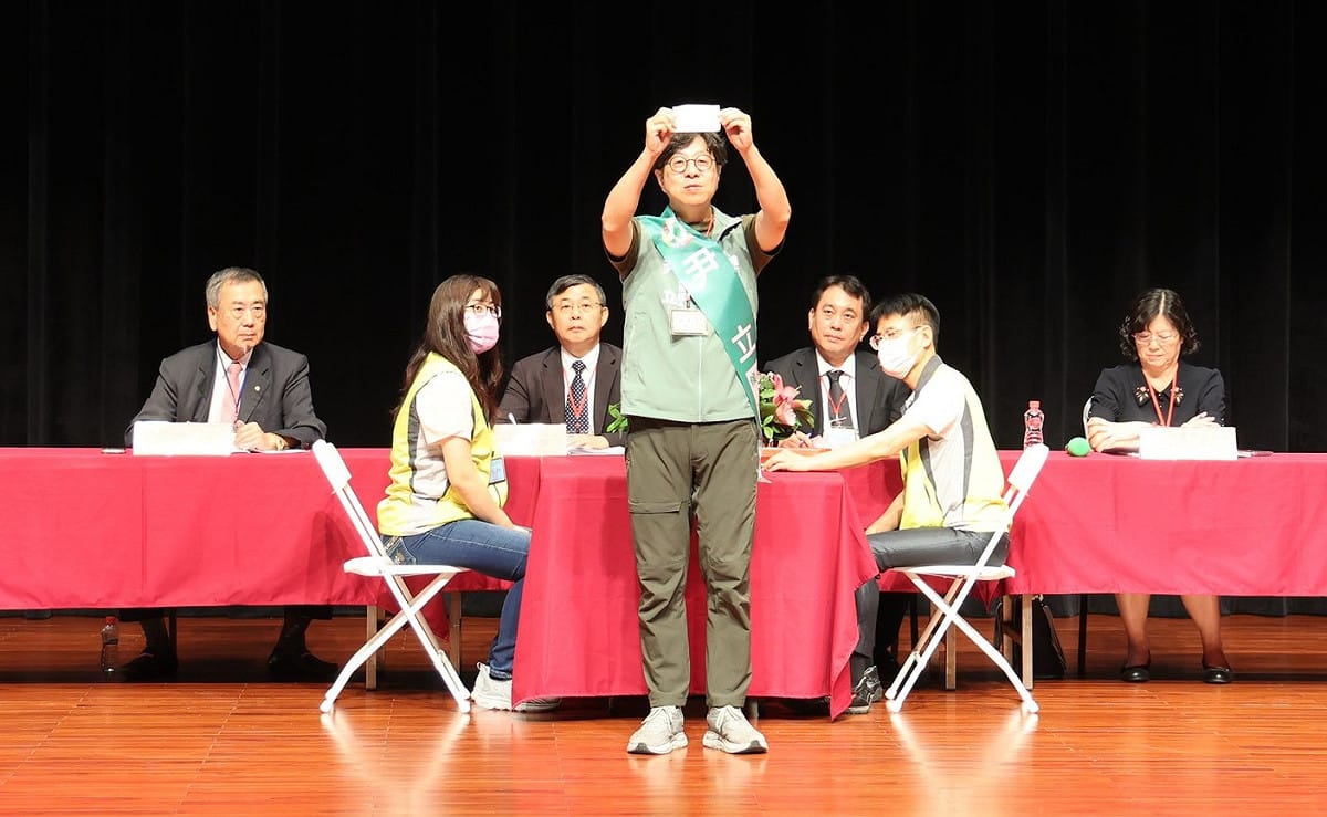 尹立抽中12號，喊出「12萬分拜託鄉親支持」。 圖：尹立競總／提供