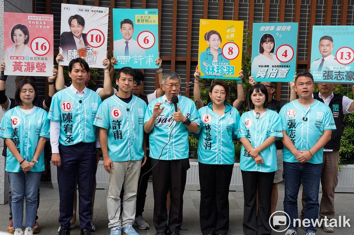 前台北市長、民眾黨創黨主席柯文哲今陪同民眾黨4位力拚連任的台北市議員黃瀞瑩、陳宥丞、林珍羽與張志豪及2位台北市議員候選人許甫與吳怡萱進行號次抽籤並造勢。 圖：張良一 / 攝