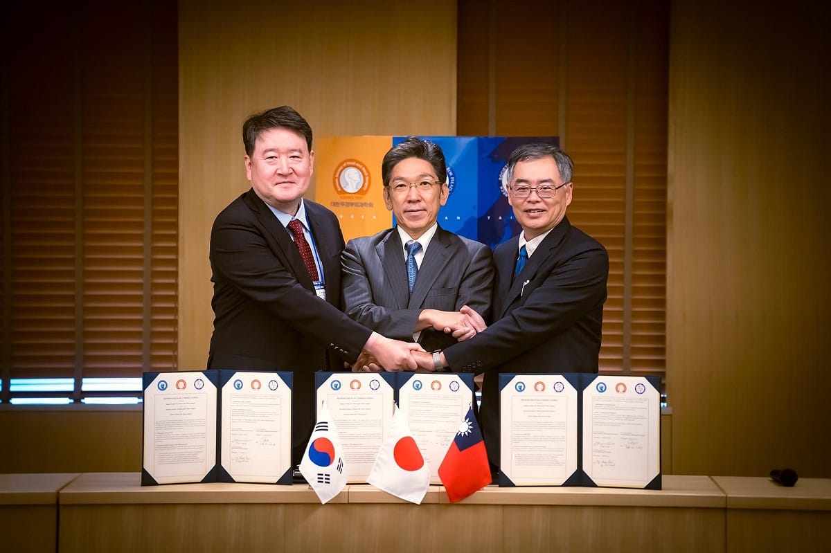 _2024年台灣頭頸腫瘤醫學會理事長呂宜興教授右一與日本、南韓學會簽署合作備忘錄。 圖：主辦單位/提供