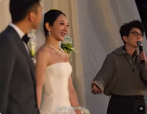 中國歌手毛不易在好友周佳奇的婚禮上稱「雖然不是我的妻子」，不當發言引起網友熱議。 圖：翻攝自 X @shehe_yu31643