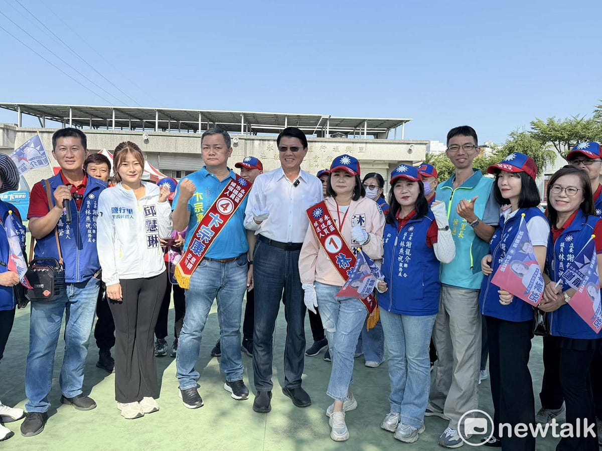 台南市長選舉號次今日抽籤，謝龍介由服務處執行長、北區及中西區市議員參選人童小芸代表抽中2號。正在永康掃街的謝龍介與支持者高喊「2號謝龍介，雙喜臨門、好事成雙」、「台南選2號，幸福加倍好」，現場氣氛熱烈。 圖：謝龍介競選總部提供