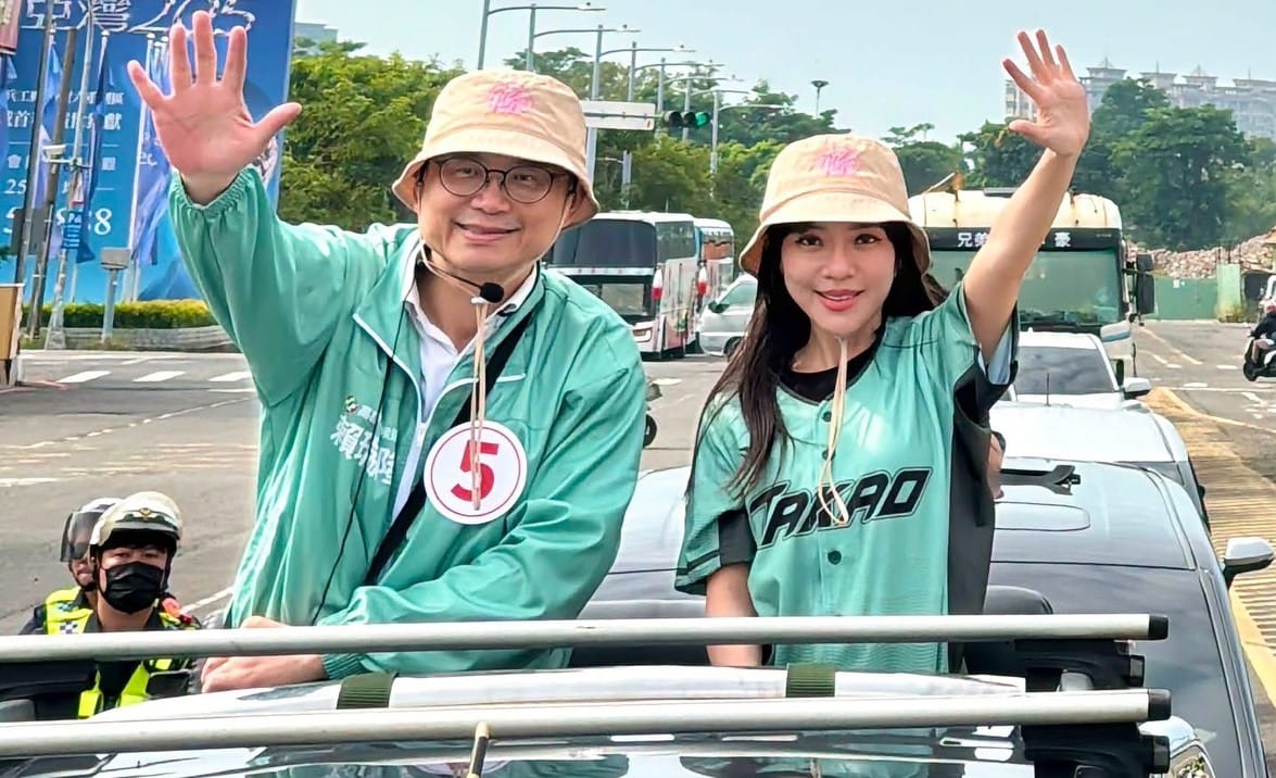 黃捷(右)批評柯志恩自詡教育專家，面對不同立場的長輩，不僅缺乏尊重與傾聽，反而出言教訓選民。 圖：民進黨高雄市黨部／提供