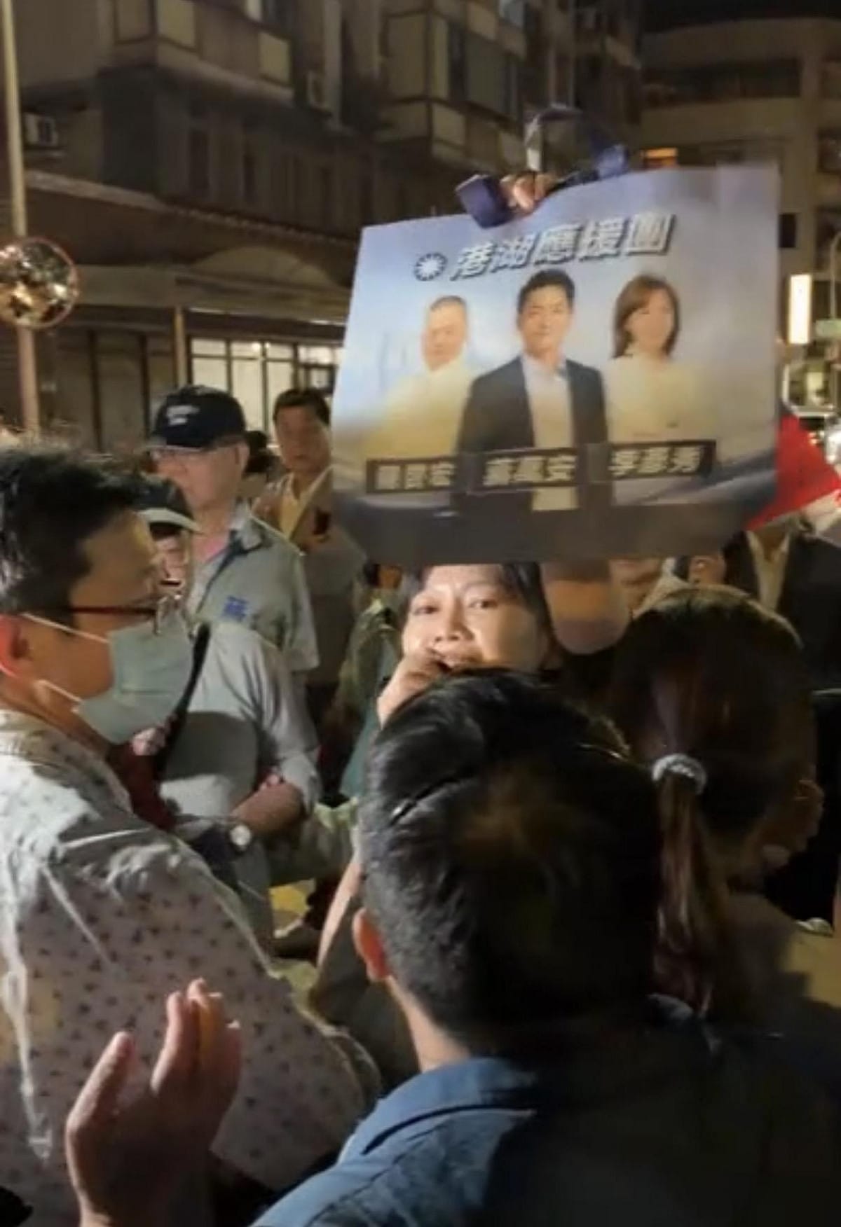 台灣基進港湖區市議員候選人吳欣岱到內湖737市場追問蔣萬安選舉資源的龐大經費來源。 圖：擷取自 吳欣岱辦公室畫面