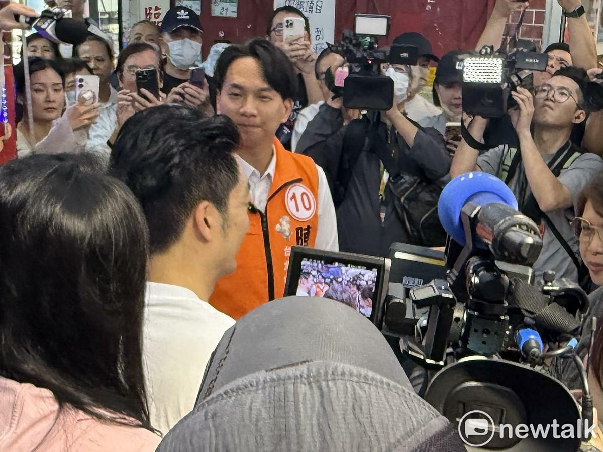 台北市長蔣萬安今晚赴內湖737夜市掃街拜票，巧遇民眾黨台北市議員陳宥丞。 圖：周煊惠 / 攝