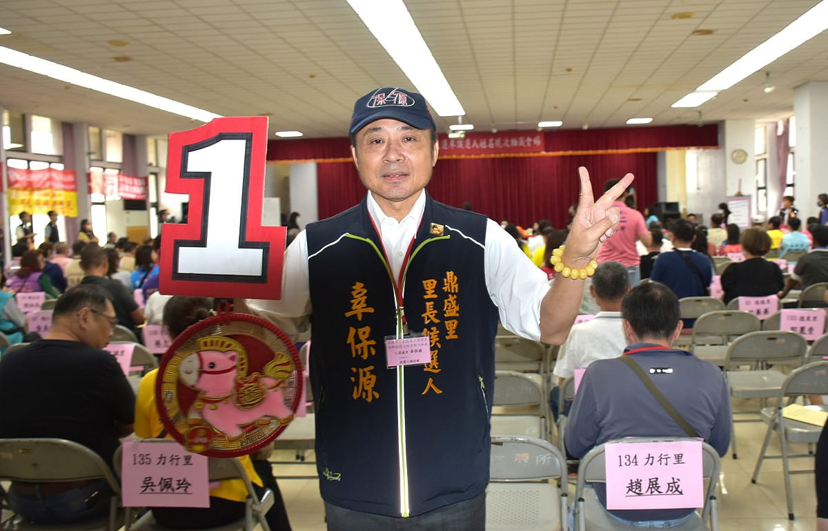 辜保源抽籤前特別向家中神明祈求賜給1號籤，果然心想事成。 圖：孫家銘／拍攝