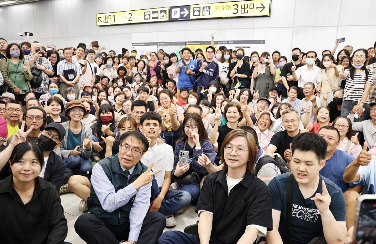 流行音樂歌手林隆璇27日下午6點與視障學生陳俊豪攜手快閃演奏。 圖：台南市政府提供