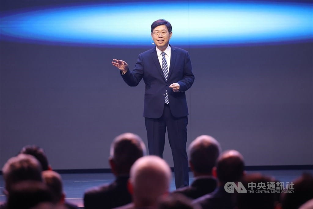 圖為2025鴻海年度科技日開幕活動尾聲，鴻海董事長劉揚偉台上總結。（中央社檔案照片） 圖：中央社提供