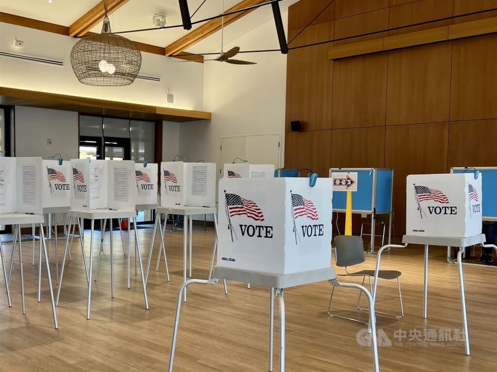 路透社報導，美國聯邦選舉委員會的電子申報系統因網站遭駭客攻擊運作中斷。圖為美國加州一處投票所。（中央社檔案照片） 圖：中央社提供