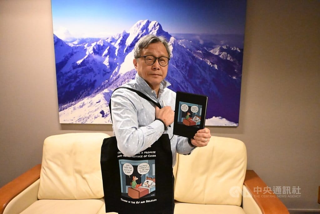 駐歐盟兼駐比利時代表謝志偉說，漫畫加上文字說明點綴來對抗中國論述，兩者結合盼讓讀者產生共鳴，並且進一步理解這個議題、獲得新的知識。中央社記者吳柏緯布魯塞爾攝  115年10月28日 圖：中央社提供