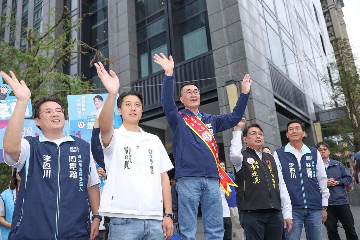 新北市長候選人李四川聯合藍營各區議員及議員候選人，啟動新北市29區路口拜票。 圖：李四川競選辦公室/提供