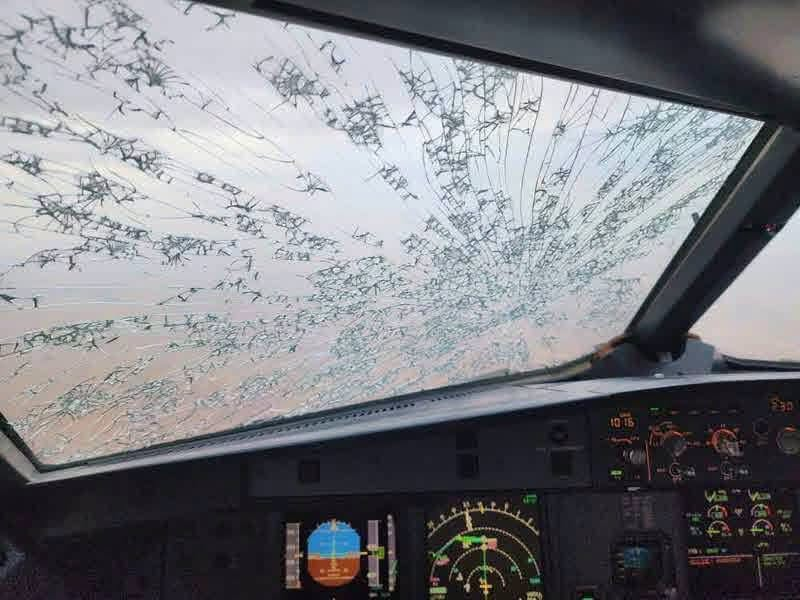 葉門航空一架空中巴士A320客機飛行途中遭遇猛烈冰雹，駕駛艙擋風玻璃大面積龜裂。 圖：翻攝「X」@aviationbrk