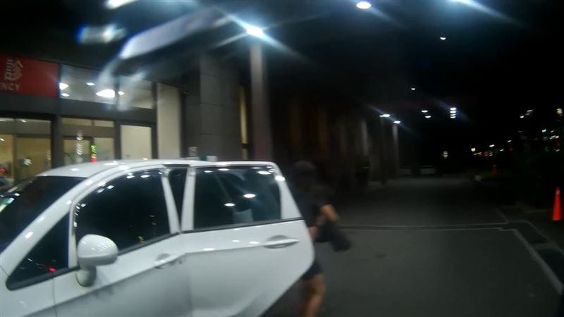 2歲女童高燒不退、全身抽搐，女童父親急攔警車，協助開道送醫。 圖：第五分局提供